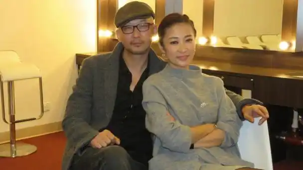 管虎梁静合体现身机场,一路手拉手有说有笑,力破出轨离婚传闻