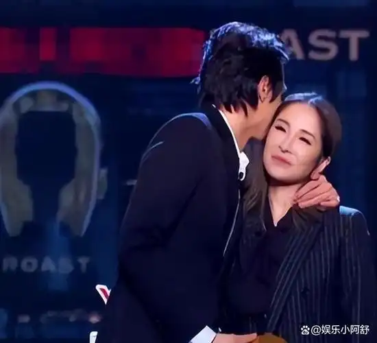 17年换15个男友,个个不满25岁!萧亚轩的快乐你可能想象不到