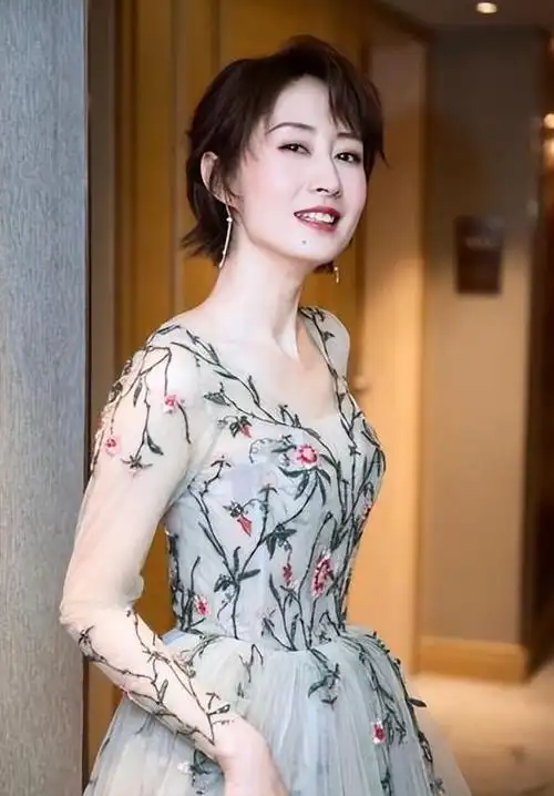 刘敏涛太酷了,穿素衣剃光头上节目,完全不在意他人眼光