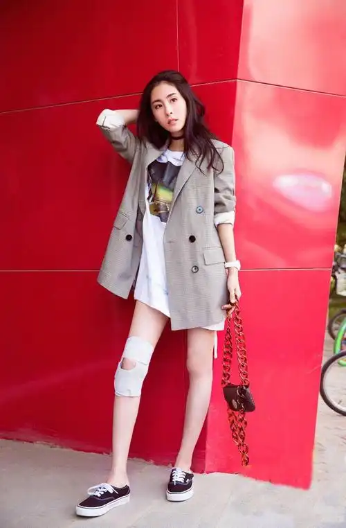 张碧晨短裤混搭造型惹争议网友再长的腿也驾驭不了