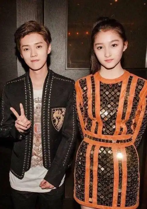 偶遇关晓彤雨中拍戏,穿男友鹿晗外套暗戳秀恩爱_网友_衣服_感情