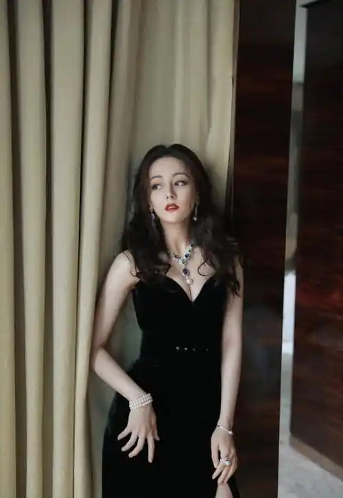 低调裙子的穿搭就服气迪丽热巴!精致黑色小裙子,尽显优雅与时髦