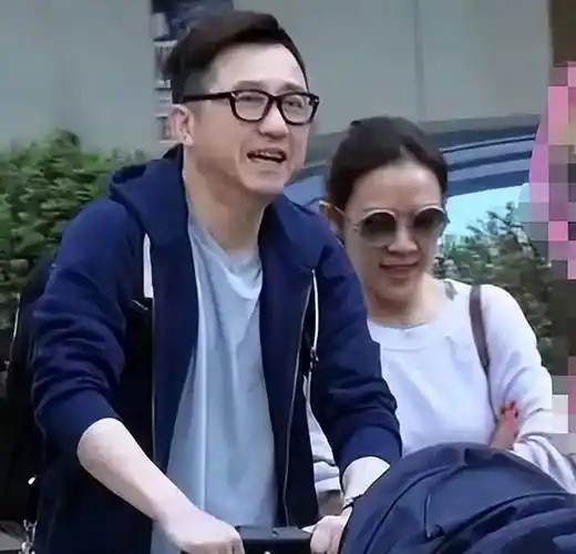 61岁庾澄庆参加6岁女儿毕业典礼,近照沧桑两鬓斑白,称好想哭