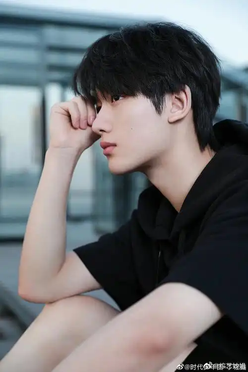 丁程鑫520晒六宫格快来看丁哥的绝美侧颜