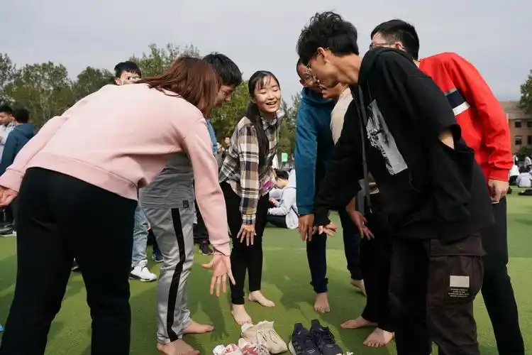 光脚的不怕穿鞋的清华大学学霸赤脚参加运动会