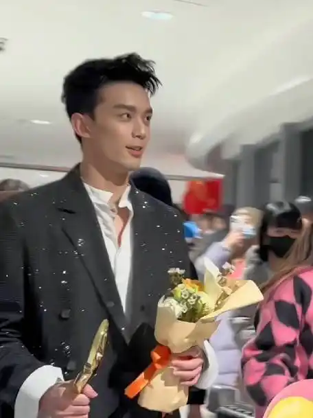 吴磊微博之夜##吴磊百花迎春晚会录制路透