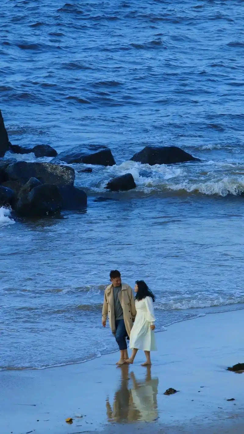 平潭.偶然拍到海边散步的情侣,希望能通过抖音找到他们#喜欢海 - 抖音