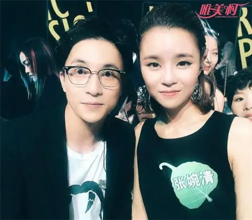 薛之谦和张婉清合影