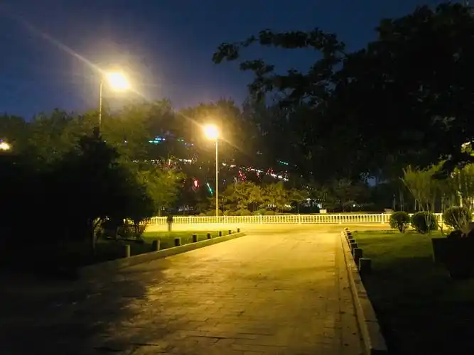 夏天好像遇到了"秋",夜晚里的灯火阑珊处.