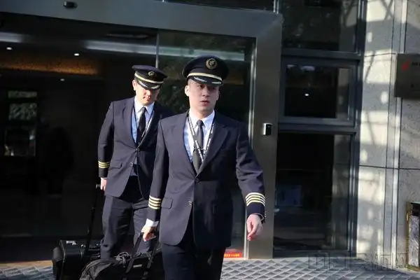 国航重庆胡启明:有"快乐魔法"的年轻机长-中国民航网