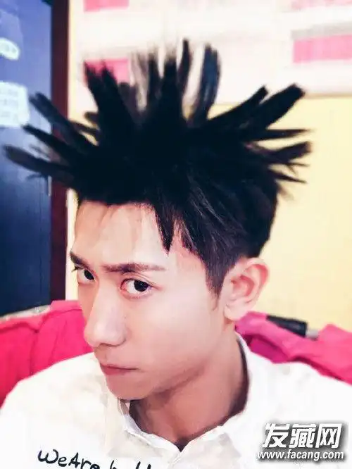 发型网 男生发型 韩式男发型 > 张一山帅气发型盘点    自拍中的