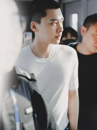 李易峰平头造型现身机场,干净利落帅气逼人