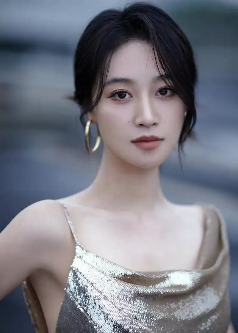 蓝盈莹最新礼服性感,她的腰臀比真的是一绝 #蓝盈莹# #向全世界安利