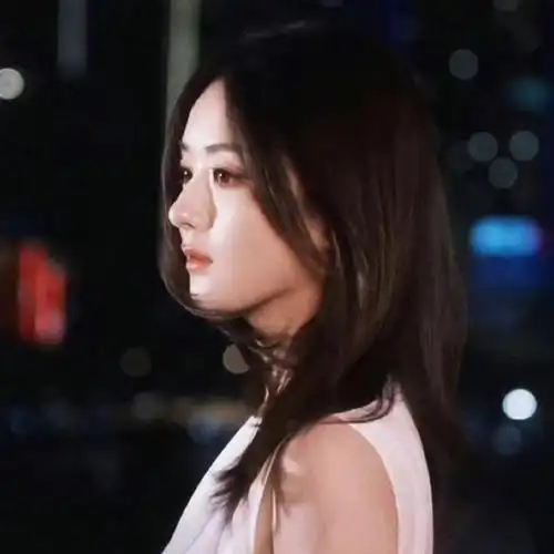 赵丽颖栗子妆,身穿白色无袖v领连衣裙,飘柔长发搭配