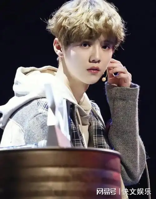 34岁鹿晗现身北京机场一头黄发显时尚模样年轻看似撞脸陈冠希