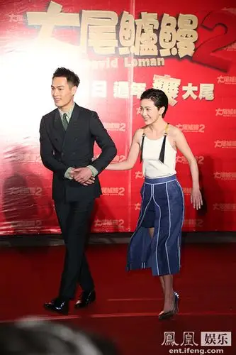 郭采洁杨佑宁牵手走红毯旧情人气氛仍甜蜜