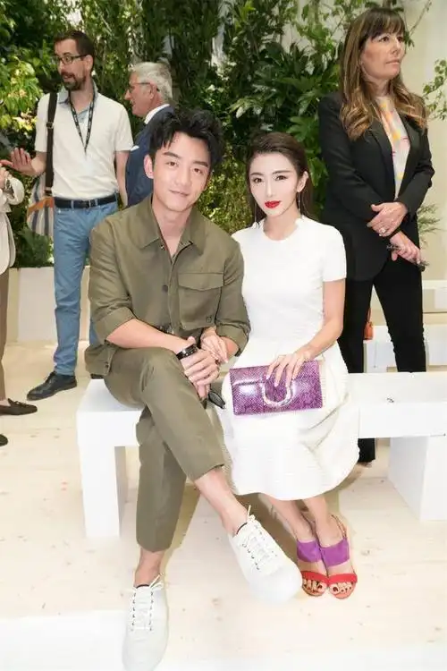 郑恺女友程晓玥的身高看这几张相片就知道了