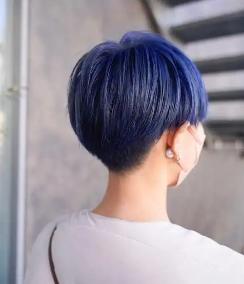 推边短发是一种沿着后脖发际线一直到两侧鬓角,用电推剪向上推个斜坡