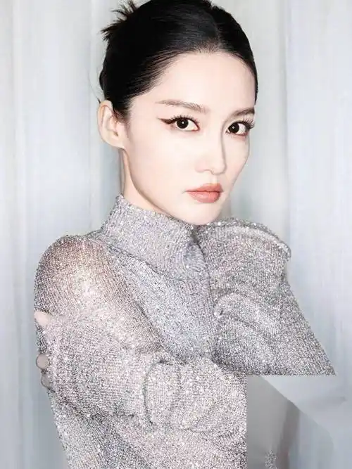 何冰没说错,不拍戏就"消失"的李沁,已走上女演员的另一条大道