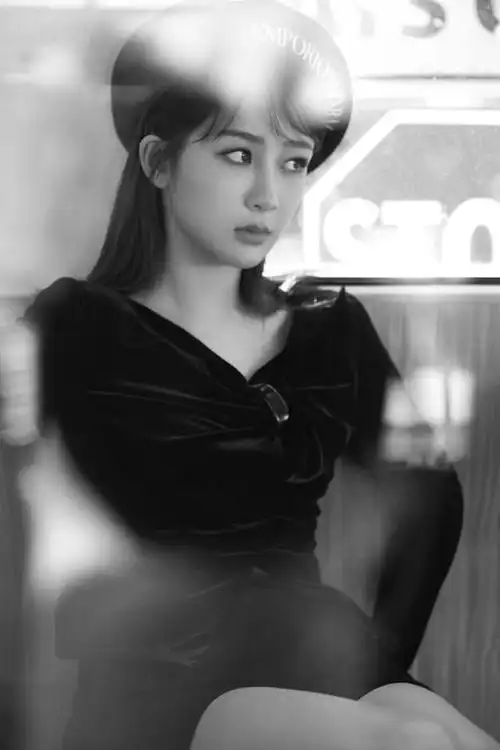 杨紫穿黑色丝绒连衣裙简约精致搭配同色贝雷帽复古俏皮