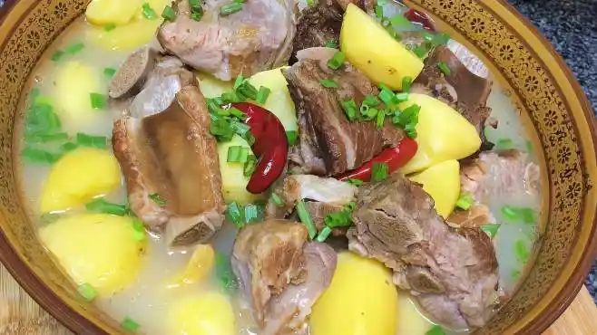 腊排骨炖土豆,做法简单,腊香味四溢,特别的满足和幸福!