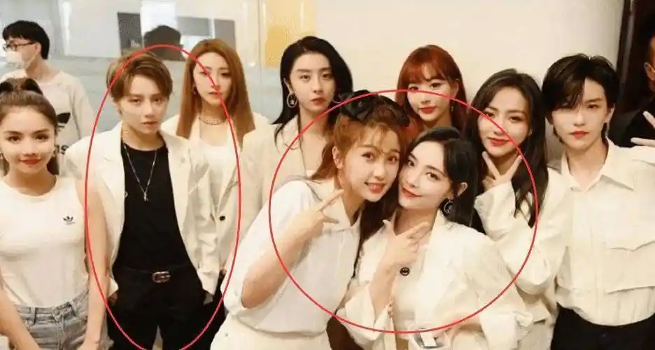 而且我们可以发现这个照片的重心是偏向右方的,因此陆柯燃站的位置都