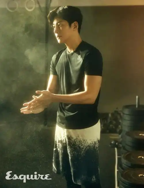 池昌旭 新闻       爱豆新闻讯 21日,池昌旭代言某品牌公开了其在健身