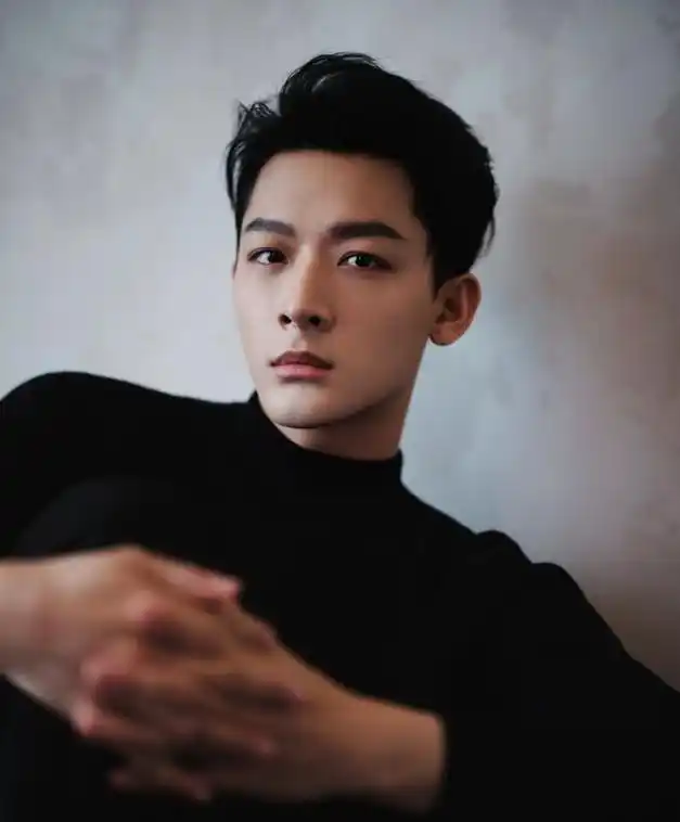 张晚意黑色西装搭配眼镜,气质爆表,真是太帅了!|男神_网易订阅