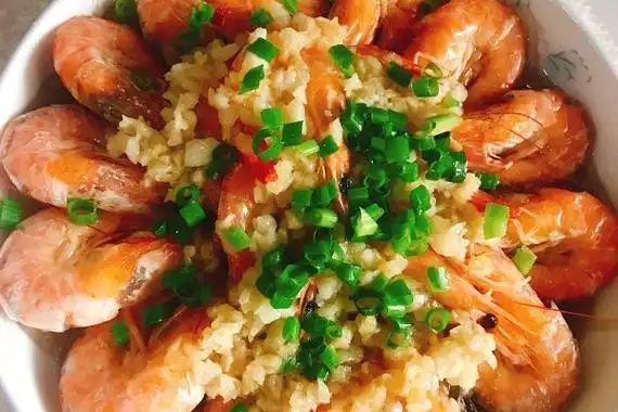 p>蒜蓉蒸虾是一道由蒜蓉和虾为主要材料做成的菜品,属于粤菜.