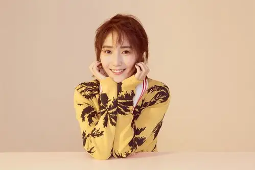 张嘉欣春日写真曝光 惬意慵懒上演清澈"眼神杀" - 360娱乐,你开心就好