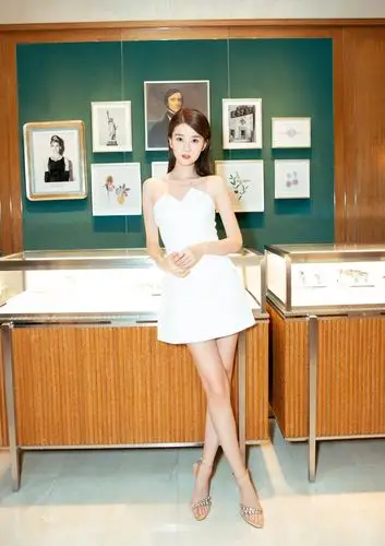 乔欣bridgette 一身白色连衣短裙出席@tiffanyandco蒂芙尼 郑州品牌