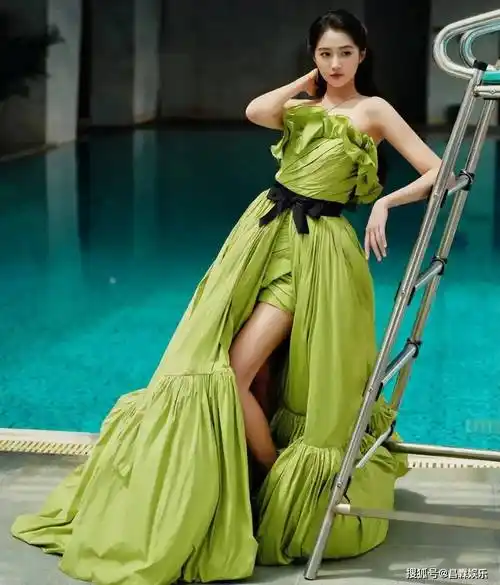 关晓彤发胖臃肿被疑怀孕,全网开始催婚:谈了8年该领证了_鹿晗_直播