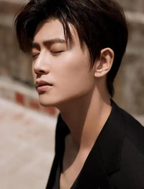 喉结发挥空间,黑色调又有沉稳矜贵的感觉～任嘉伦昨天出席活动的深v黑