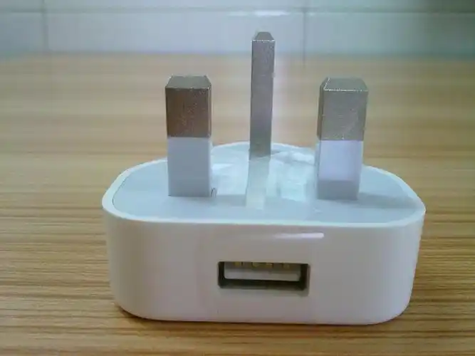 批发苹果港行充电器 三角英规充电器 iphone4充电器 ipad充电头