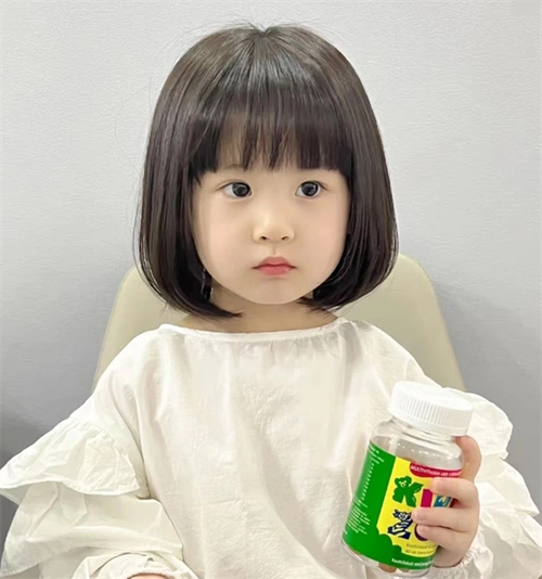 家里有女儿的一定要尝试这款发型,齐脖齐刘海内扣波波头,软孺又气质.