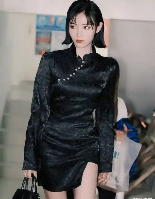许佳琪又出旗袍造型,黑色短款旗袍大展身材曲线,太养眼了_风格_服装
