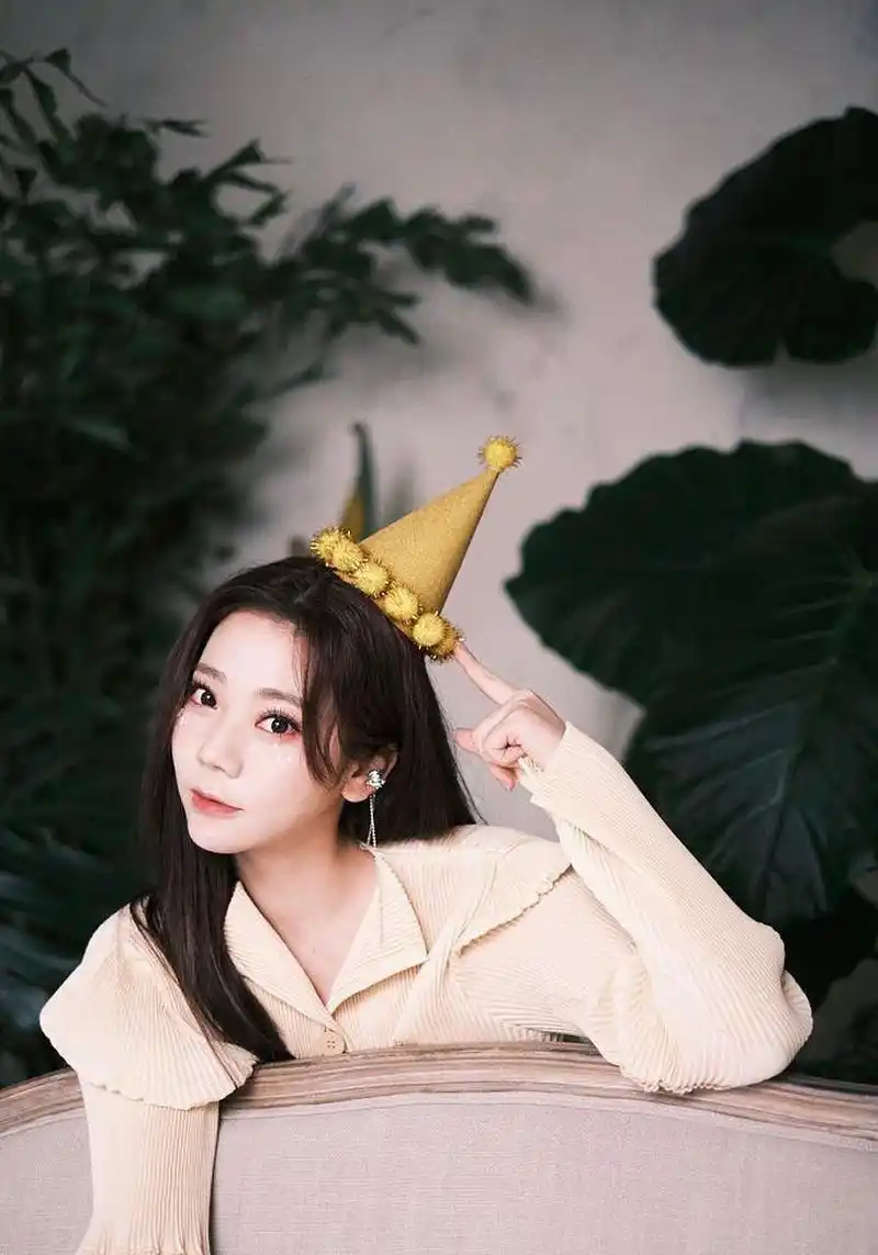 张紫宁生日写真释出 午后慵懒风还原自然本真