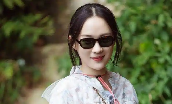 霍思燕喝醉后在客厅游泳,后期特效太喜感,粉丝上班时间笑到打嗝_杜江