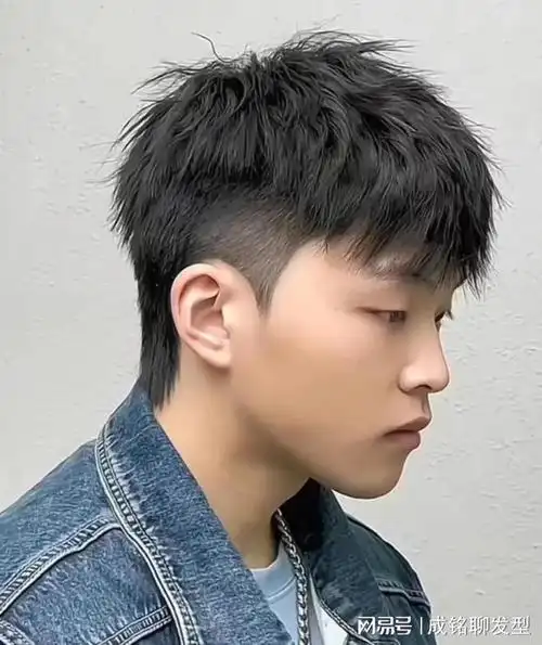 男生来说,可以选择一些能够拉长脸型的烫发发型,如中分的卷发或侧分的