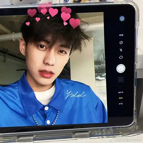 老余的照片叭 嘻嘻嘻ps:图片都是别人那里发现的#余庆伟  #余庆伟壁纸