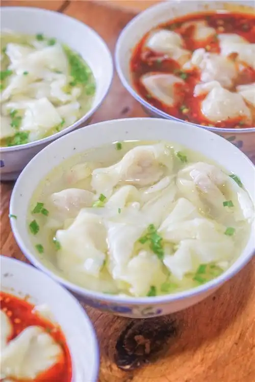 这碗抄手相较而言就显得平庸无奇,建议选择清汤抄手