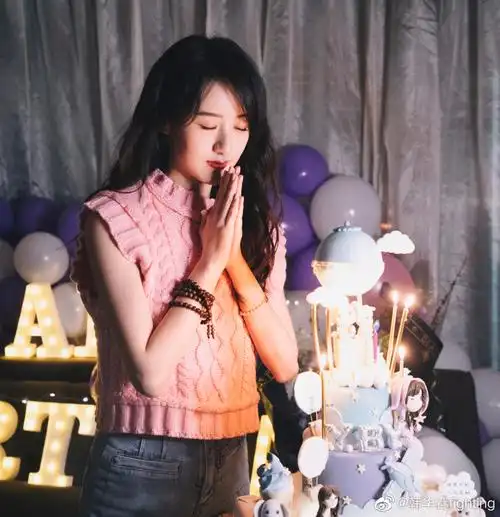 袁冰妍晒现场庆生照,双手合十对着蛋糕许愿,美出新高度……_高清图集