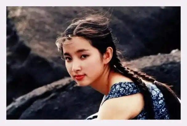 从县城教师到国际巨星,51岁李冰冰近照堪比少女,单身