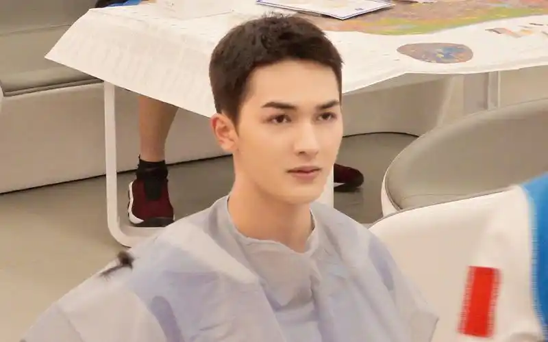 【朱正廷】寸头新造型 帅气仍不减—媒体采访环节_哔哩哔哩 (゜-゜)つ