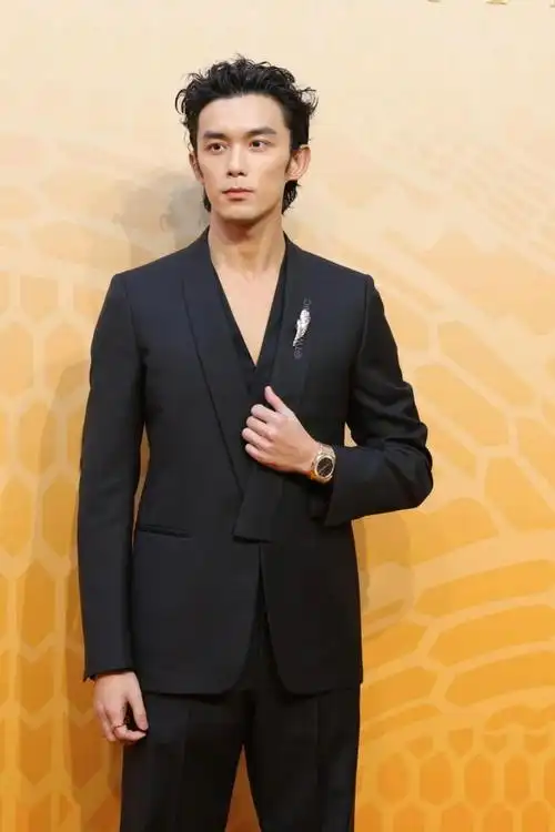 吴磊在北京宝格丽活动 黑西装配微卷发,今日g社生图送抵
