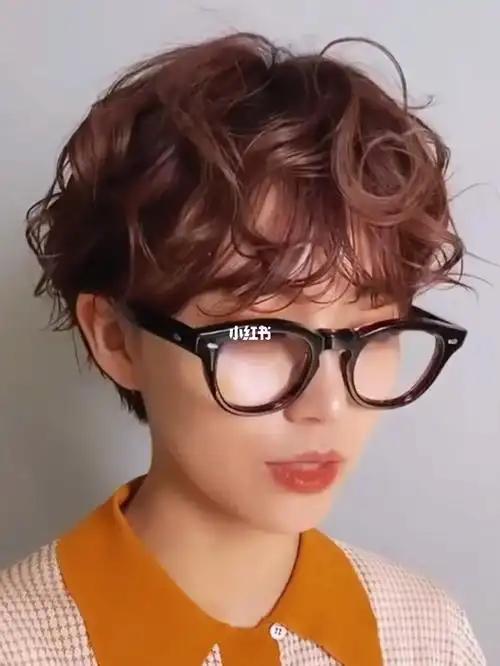 女士超短发烫发分享自然卷短发