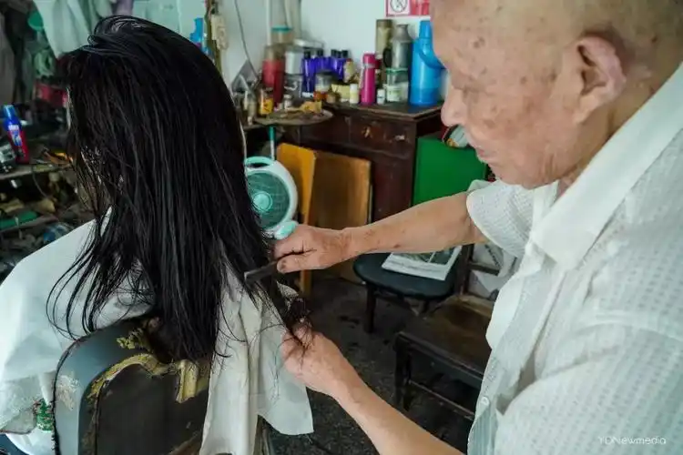 在武汉古早理发店烫头像回了趟爷爷家