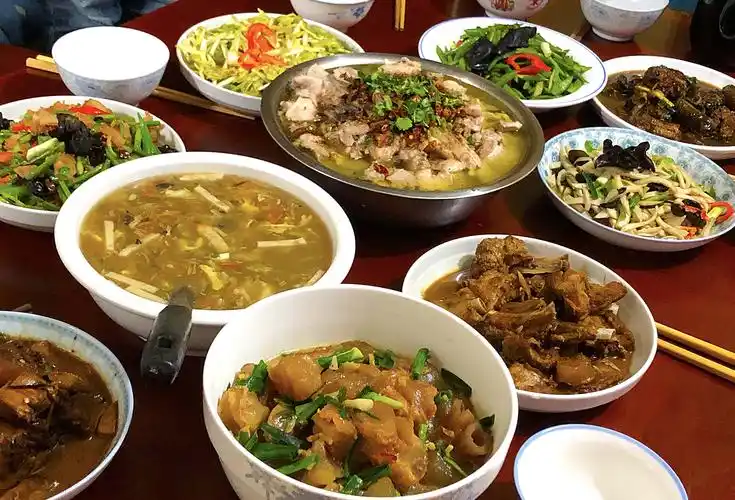 明日破五节,在农村做了一桌简单家宴,网友夸:北方菜真接地气_弟媳