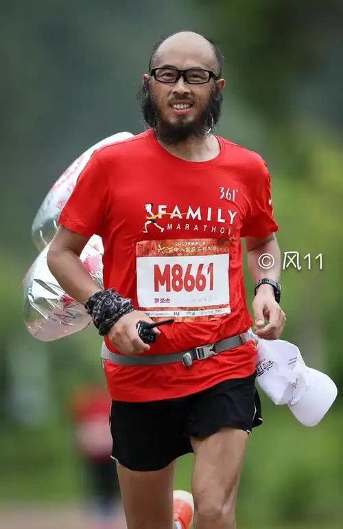 天气确实冷了,但也阻挡不了一个跑者的雄心壮志-胡子哥说跑步