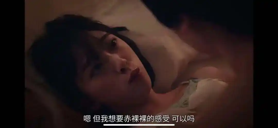 电影放到一半,我们开始做爱